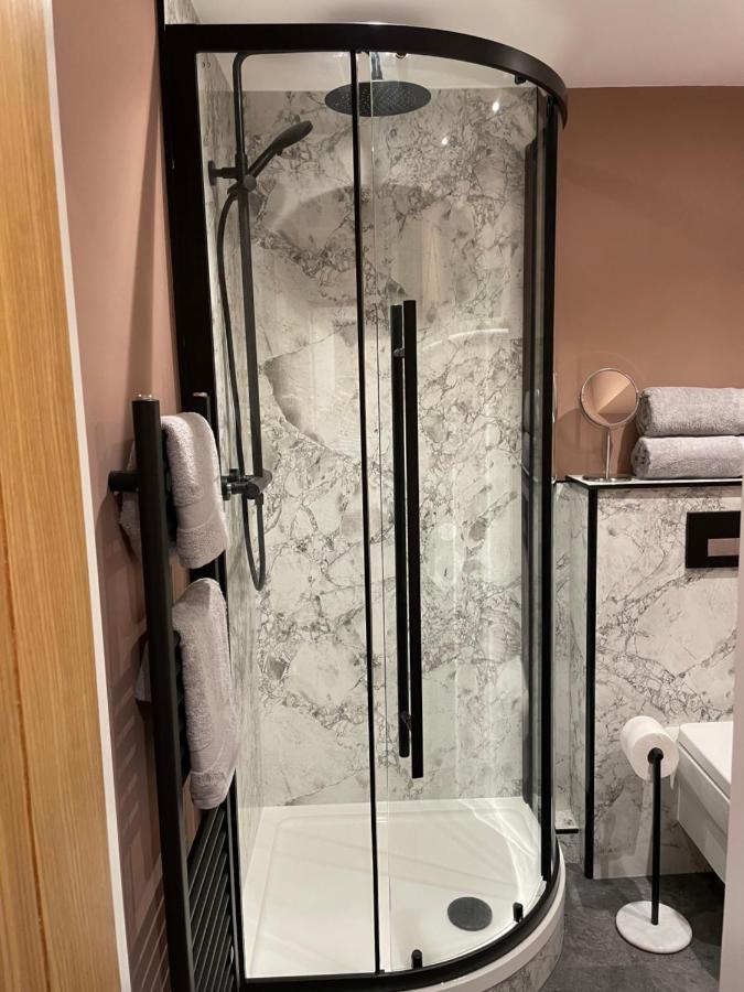 דירות Luxury Flat In טוטנס מראה חיצוני תמונה